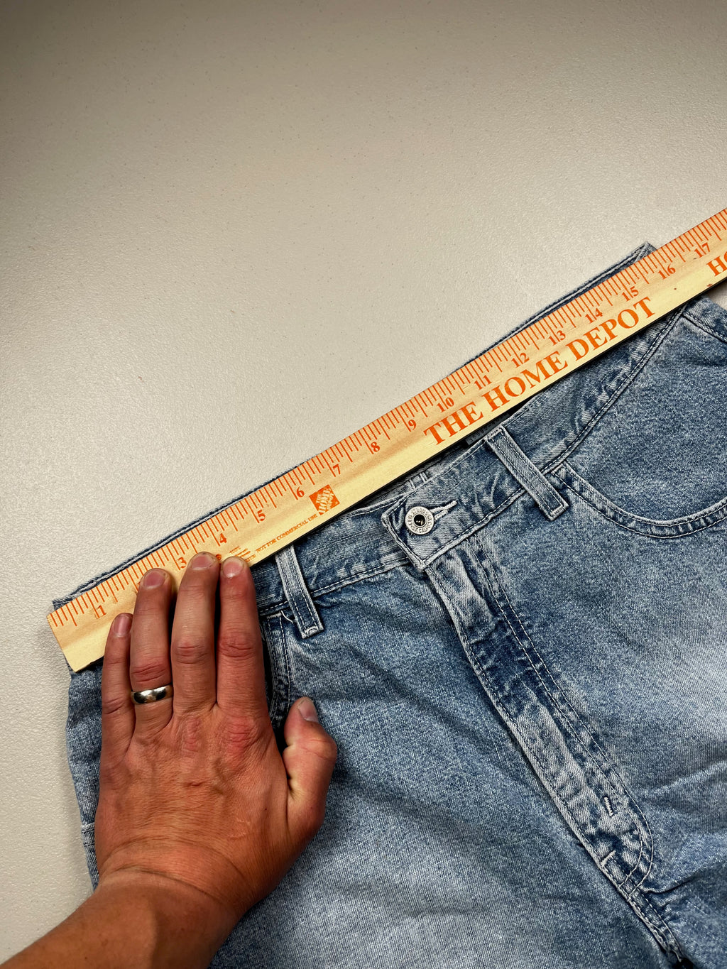 Vintage Levi’s Baggy Carpenter Denim Shorts Light Wash