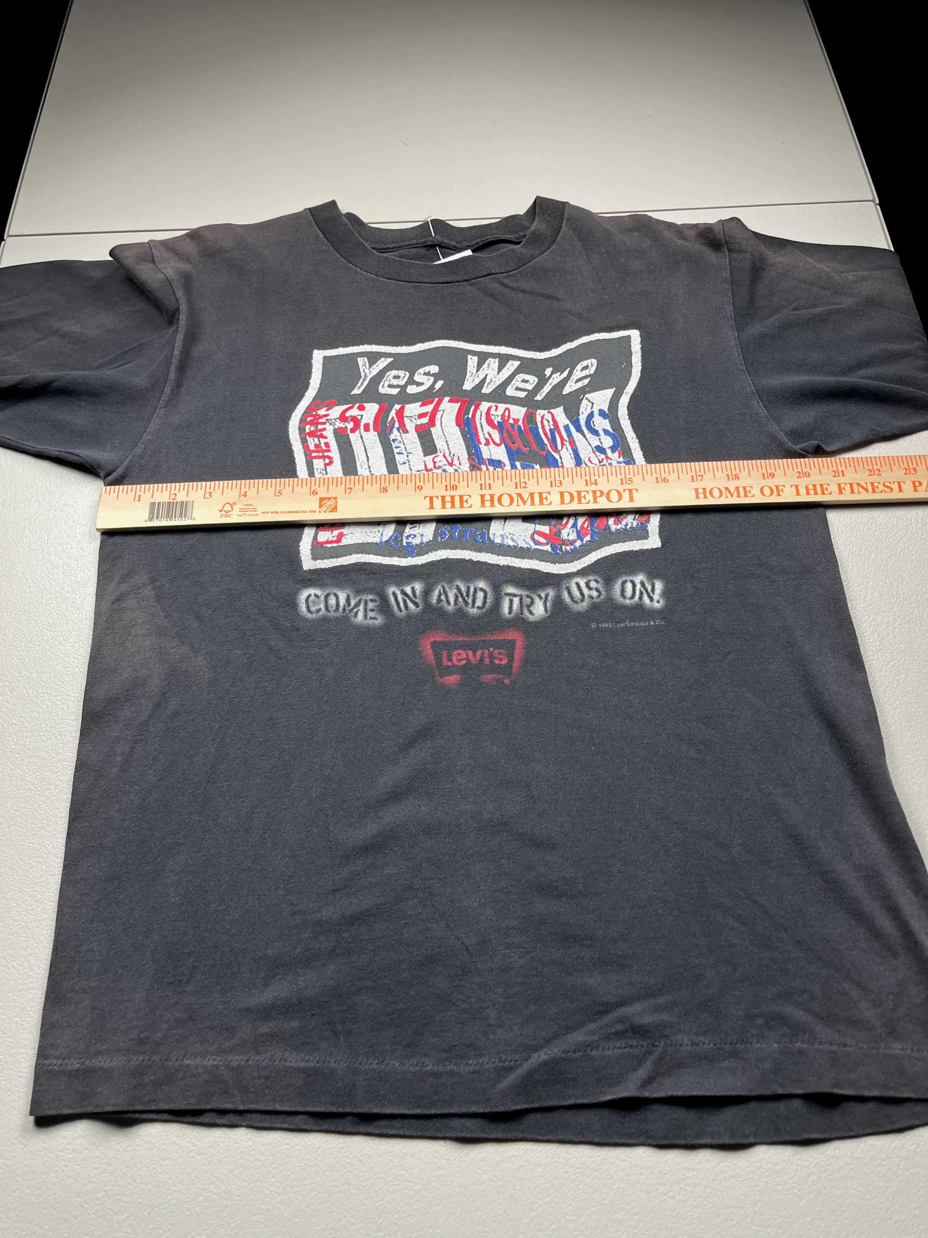 Vintage 1995 Levi’s Yes We’re Open Shirt